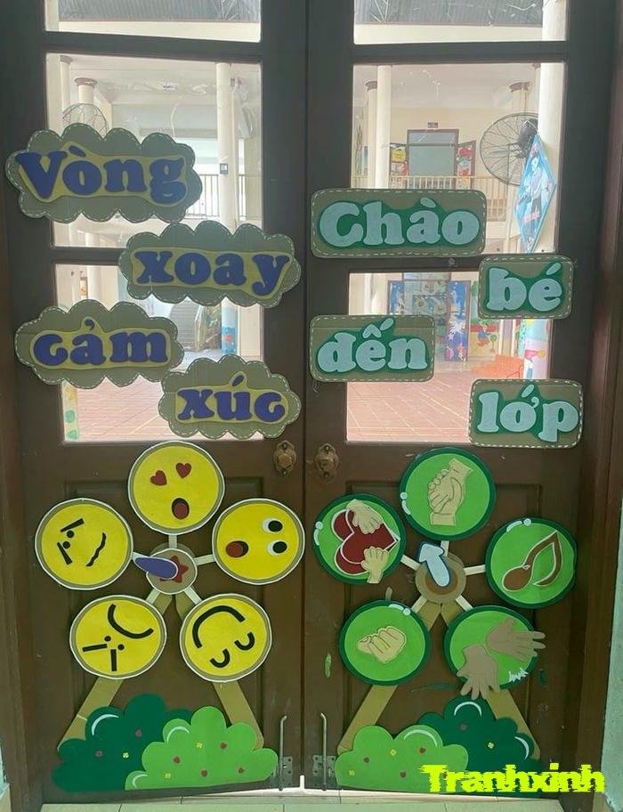 trang trí cửa lớp mầm non vòng xoay