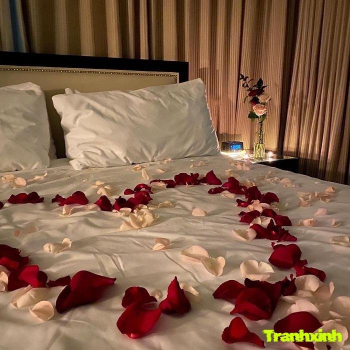 trang trí giường cưới tone trắng romantics