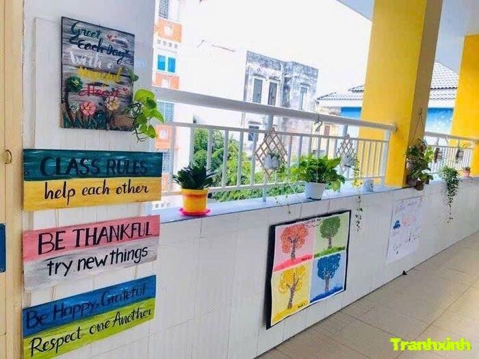 trang trí hành lang mầm non gần gũi
