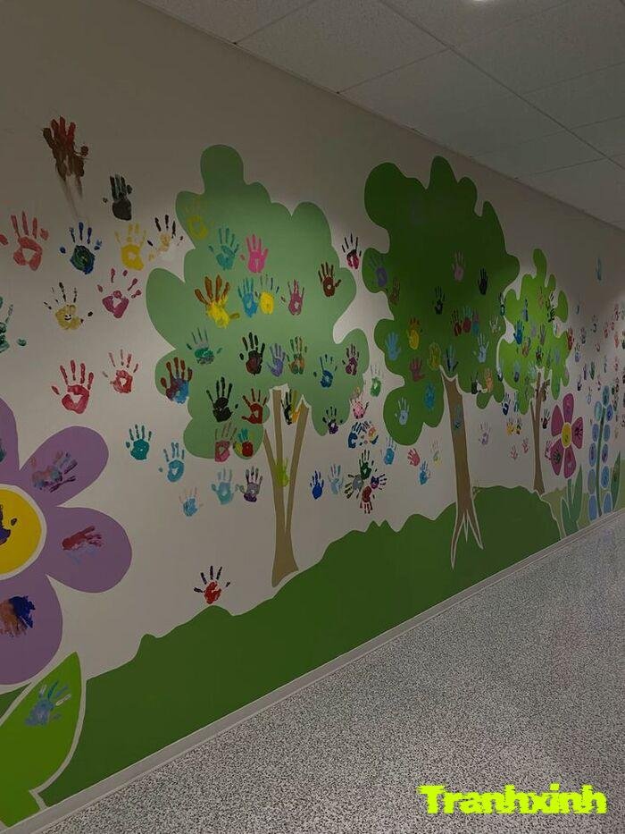 trang trí hành lang mầm non nhiều màu sắc