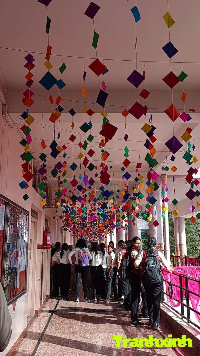 trang trí hành lang mầm non tái chế