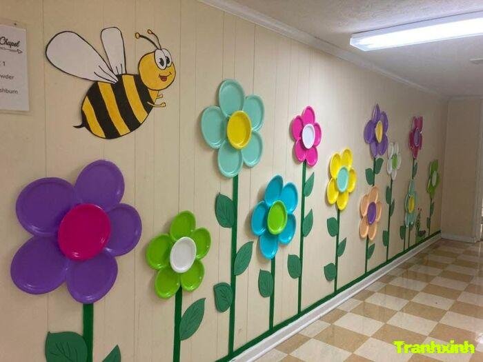 trang trí hành lang mầm non tranh bé vẽ