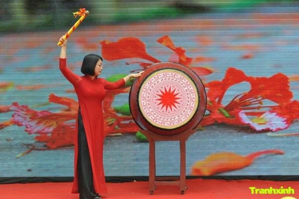 trang tri mat trong khai giang