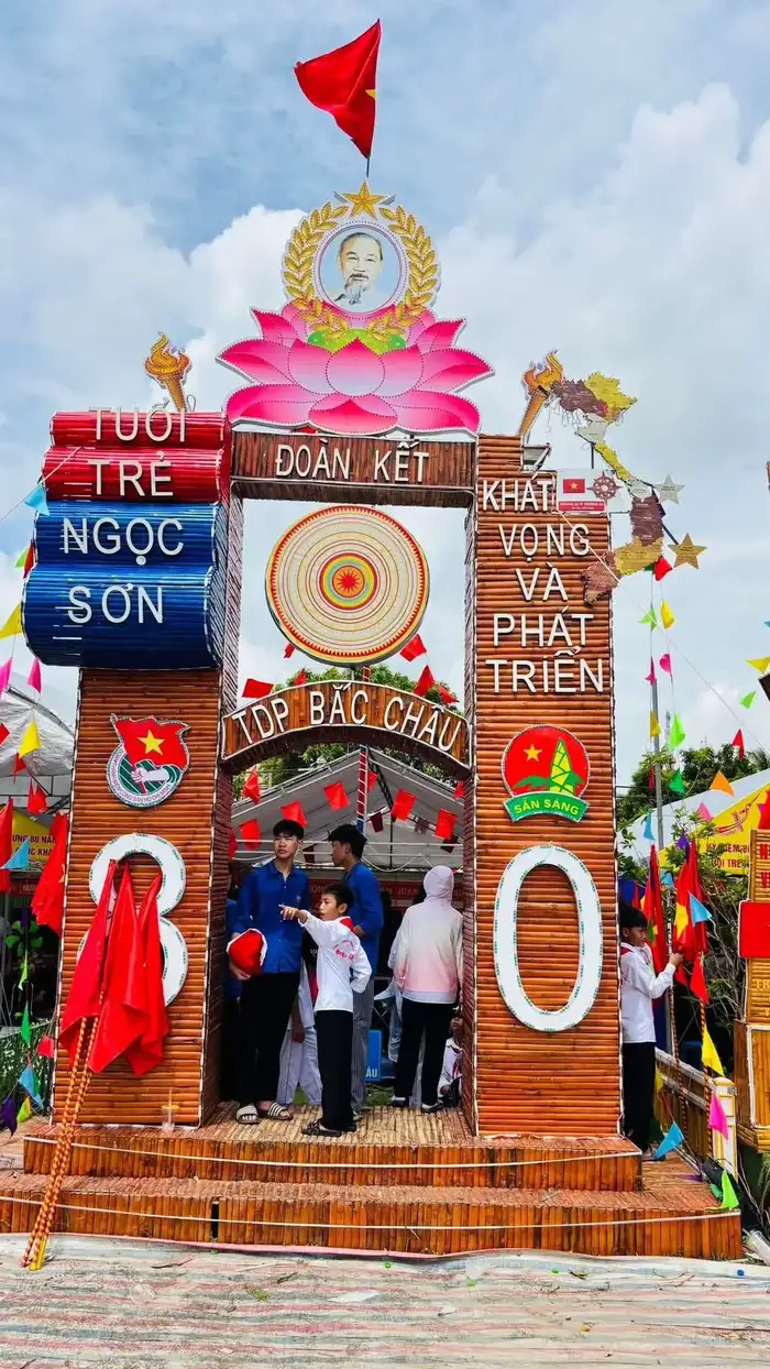 ý tưởng trang trí cổng trại